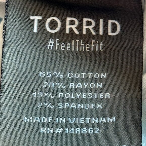 Torrid Super Soft Crop Jegging Capris Light Wash Distressed Denim sz(18) - Picture 8 of 8